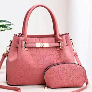 Détail du sac cabas rose texture crocodile avec pochette assortie et fermoir doré rotatif