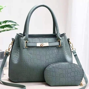 Ensemble sac à main et pochette gris-vert à motif crocodile avec fermoir rotatif en métal