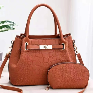 Détail du sac cabas marron texture crocodile avec pochette assortie et bandoulière réglable