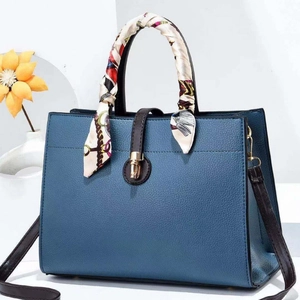 Sac à main bleu à motif litchi avec poignée en foulard de soie et fermoir doré