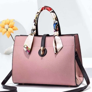 Sac à main rose en cuir grainé avec foulard en soie et fermoir rotatif doré