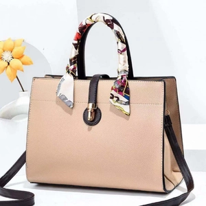 Sac à main beige en similicuir avec poignées noires et foulard en soie décoratif