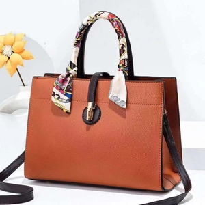 Sac à main élégant en cuir grainé orange-marron avec foulard en soie et boucle dorée