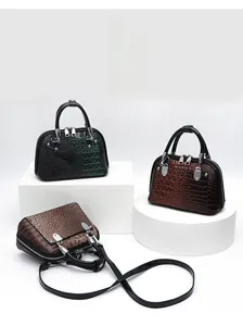 Detaillierte Anzeige von Handtaschen mit Krokodilmuster auf Displayständern