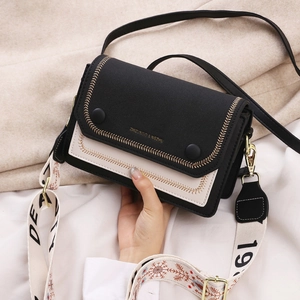 Borsa a tracolla alla moda bianca e nera con cuciture a contrasto e tracolla larga