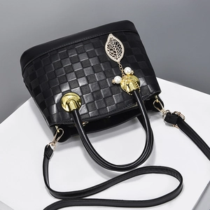 Sac à main noir élégant avec gaufrage à carreaux pendentif feuille dorée et bandoulière