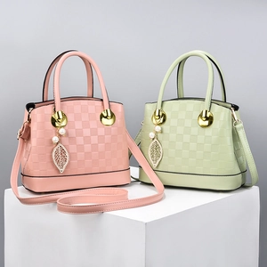 Sac à main minimaliste gaufré à carreaux avec garniture dorée et perle en rose et vert