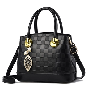 Sac à main noir structuré à motif damier avec breloque feuille de perle dorée