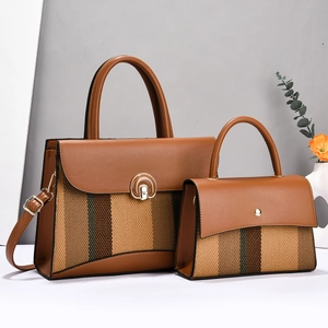 Ensemble de sacs à main marron rayés en deux pièces avec finitions en cuir et fermoir