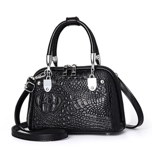 Klassische schwarze Handtasche mit Krokodilmuster, Silberbeschlägen und Schultergurt