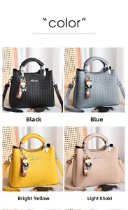 Detailansicht gewebter Handtaschen in Schwarz, Blau, Gelb und Khaki mit Kuhanhänger