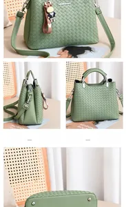 Detailansicht der dunkelgrünen gewebten Handtasche mit Metalllogo, Anhänger und Bodennoppen