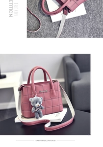 Dettaglio borsa in pelle rosa con trama a quadri goffrata e ciondolo a forma di orso