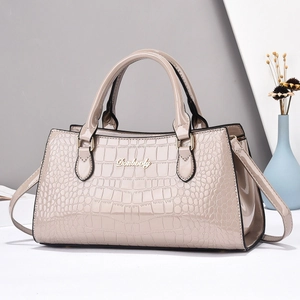 Elegante borsa a mano beige motivo coccodrillo con doppi manici e logo dorato