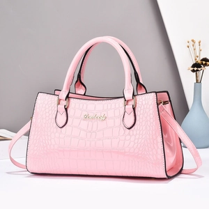 Borsa a mano rosa con trama a coccodrillo, manici eleganti e tracolla regolabile versatile