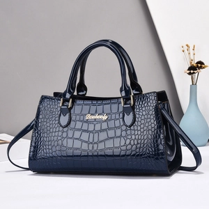 Borsa a mano blu scuro in pelle verniciata a coccodrillo con eleganti dettagli oro