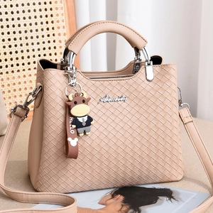 Beigefarbene Handtasche in Weboptik aus PU-Leder mit abnehmbarem Schultergurt
