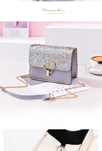 Dettaglio borsa a mano lavanda con chiusura a cuore e patta glitterata argento lucido