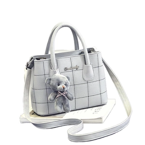 Elegante borsa a mano in pelle grigia con cuciture a griglia e tracolla regolabile