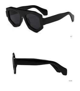 Vues détaillées de lunettes de soleil noires polygonales montrant les profils à 45 et de côté