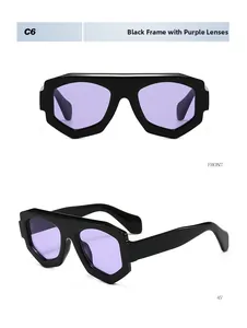 Vues de face et à 45 degrés de monture géométrique noire avec verres violets