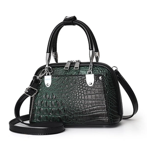 Bolso Boston degradado verde oscuro y negro con patrón cocodrilo y metal plateado