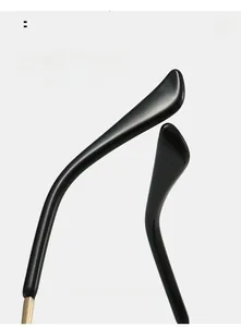 Vue détaillée des branches de lunettes noires ergonomiques avec charnières en métal