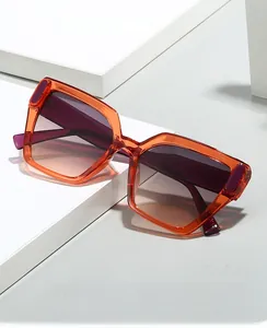 Détail de lunettes de soleil carrées orange dégradé avec charnières violettes
