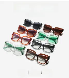 Vue à plat de plusieurs lunettes de soleil carrées colorées en noir et tons écaille