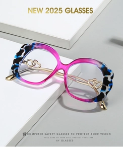 Détail de la monture ovale marbrée avec charnières double cœur doré sur lunettes chic