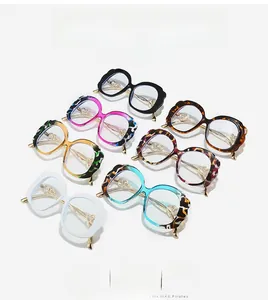Détail de lunettes ovales tendance avec branches à motif cœur évidé en sept couleurs