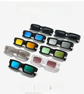 Gros plan détaillé de lunettes de soleil rectangulaires avec cadres noirs et transparents