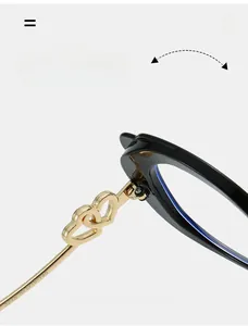 Détail de la charnière texturée et du décor double cœur sur monture de lunettes noires