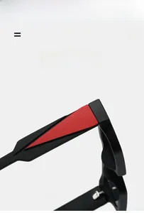 Détail de la branche de lunettes élastique légère avec insert géométrique rouge