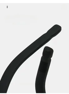 Vue détaillée des branches de lunettes noires mates avec texture antidérapante courbée