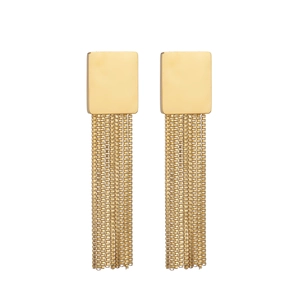 Details goldener Schachtelkette Quastenohrringe mit minimalistischen quadratischen Steckern