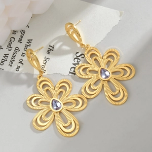 Boucles d'oreilles fleur dorées avec cristal violet en poire et pétales texturés