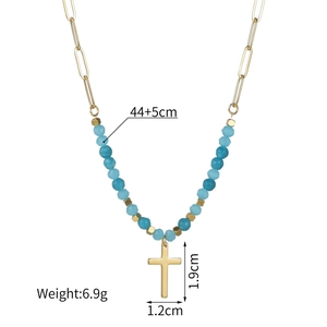 Collier chaîne trombone minimaliste avec perles turquoise et pendentif croix dorée