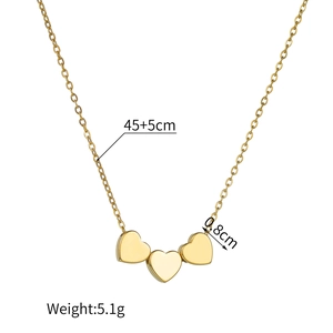 Collier minimaliste en acier inoxydable doré avec trois pendentifs cœurs 45cm