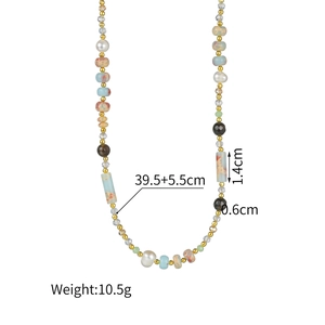 Détail du collier de perles montrant 39,5cm de long avec pendentif croix et pierres mixtes