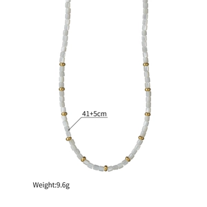 Collier bohème en perles beige avec billes dorées et longueur réglable de 41+5cm