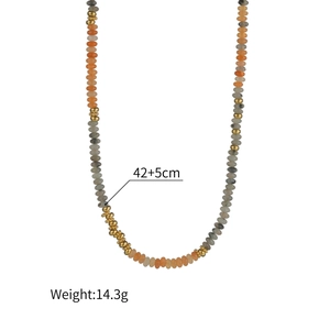 Vue détaillée du collier de perles fait main avec dimensions 42+5cm et poids 14,3g