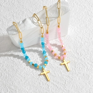 Colliers faits main en acier inoxydable avec pendentif croix et perles mates roses et bleues