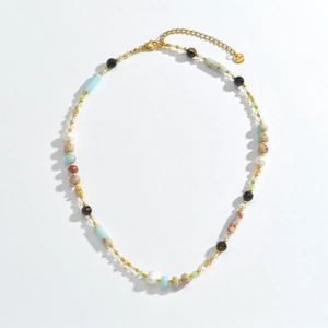Détail du collier de perles d'eau douce, pierres colorées et fermoir mousqueton doré