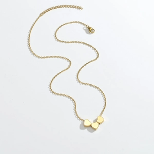 Collier en acier inoxydable doré avec triple pendentif en cœur sur chaîne fine