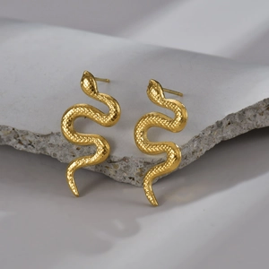 Boucles d'oreilles serpent dorées en acier inoxydable avec texture écaillée détaillée