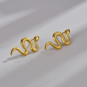 Paire de boucles d'oreilles serpent en or mat avec texture martelée et design incurvé
