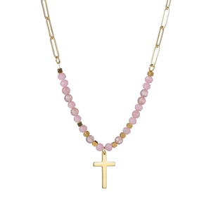 Collier artisanal avec pendentif croix, perles facettées roses et chaîne dorée