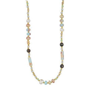 Détail d'un collier artisanal en perles avec pierres colorées et touches dorées