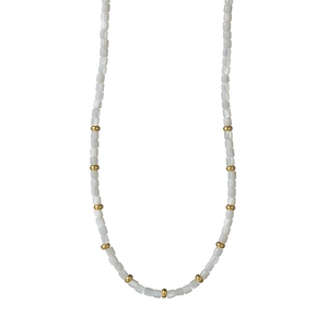 Collier bohème en perles beiges avec perles de nacre blanches et détails dorés